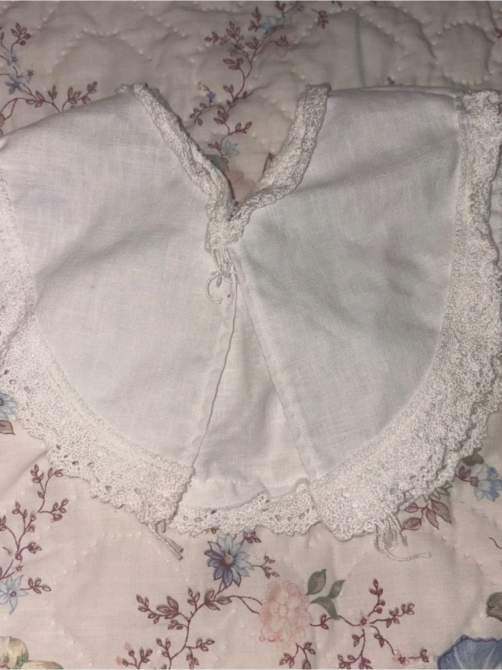 Source Unknown Cream Crochet-Trim Baby Bib